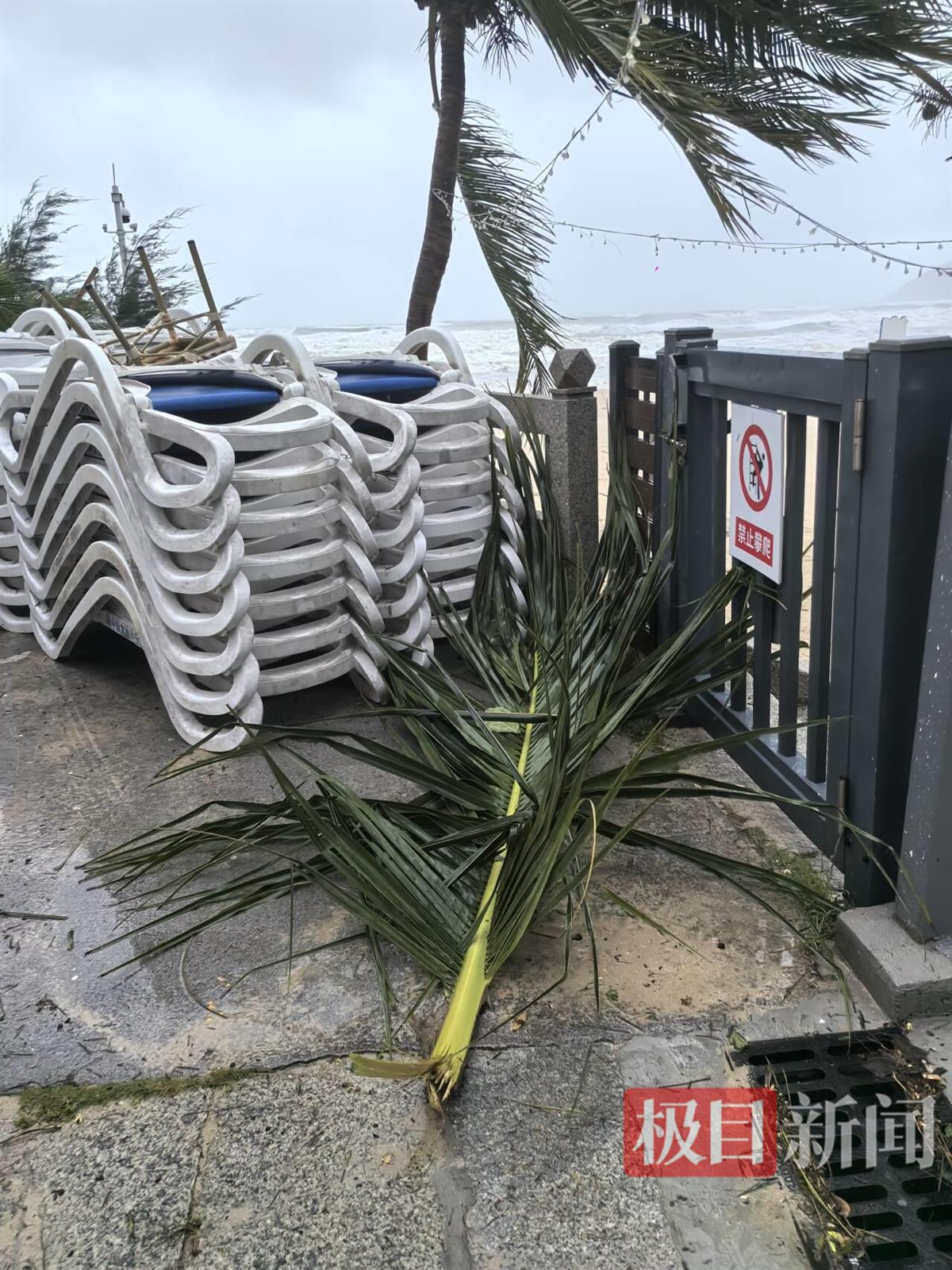 三亚游客遇台风 海景房变“风扇房”三亚游客遇台风，海景房变风扇房——台风天气下的旅游体验与应对