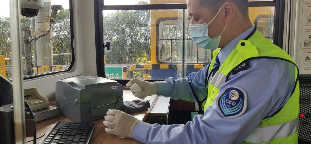 高速开车戴口罩被拍违章吗高速开车戴口罩被拍是否算违章？解析相关法规与常识