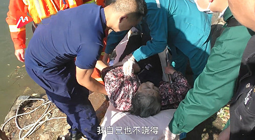 落水老人自救落水老人自救，生存的智慧与勇气