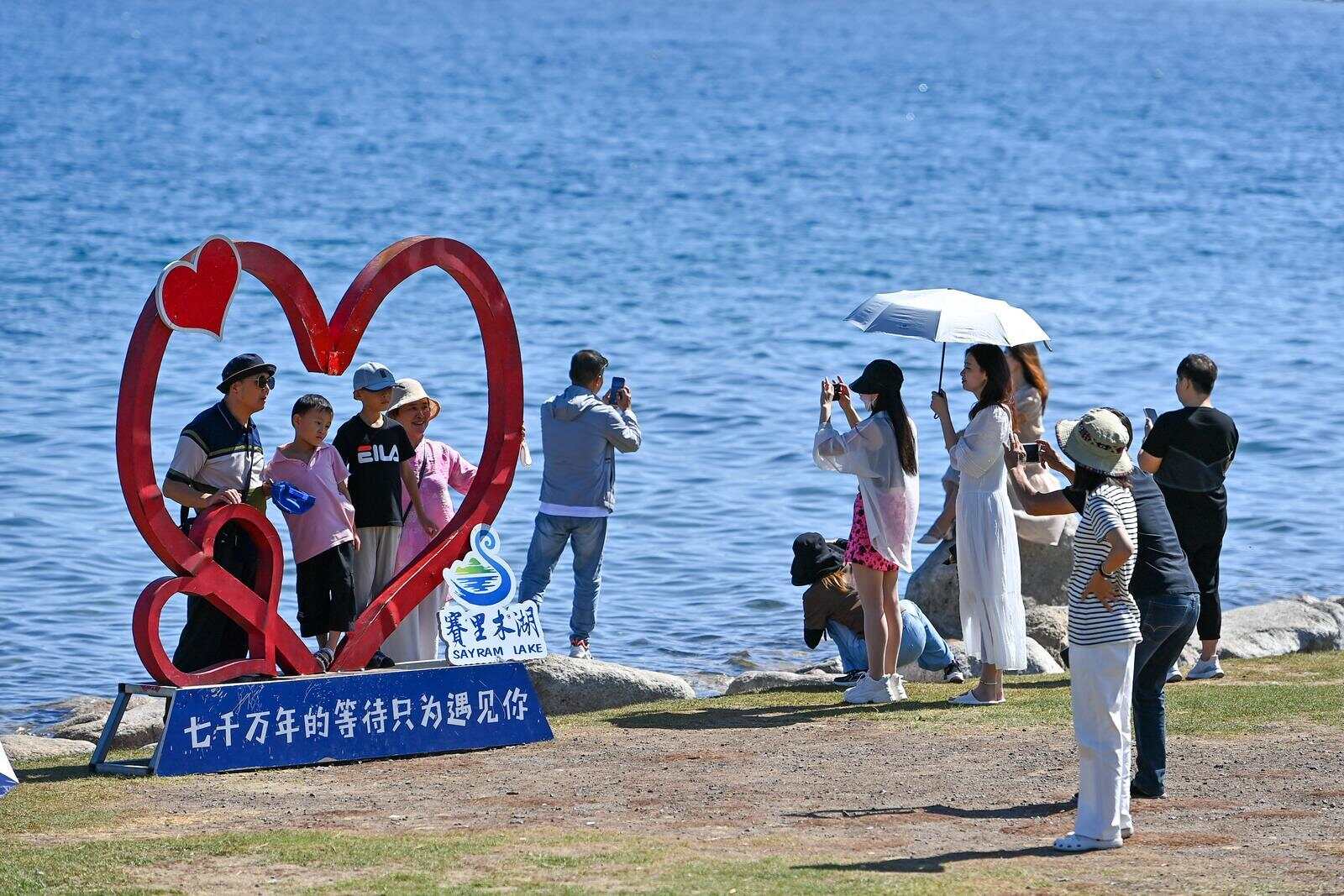 新人在赛里木湖搭帐篷通宵排队领证关于新人在赛里木湖搭帐篷通宵排队领证的现象，这反映了当地婚姻登记的繁忙和新人对于特殊场合的浪漫追求。